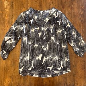 Diane Von Furstenberg V Neck Blouse Black and White Print 3/4 Sleeve Size 10